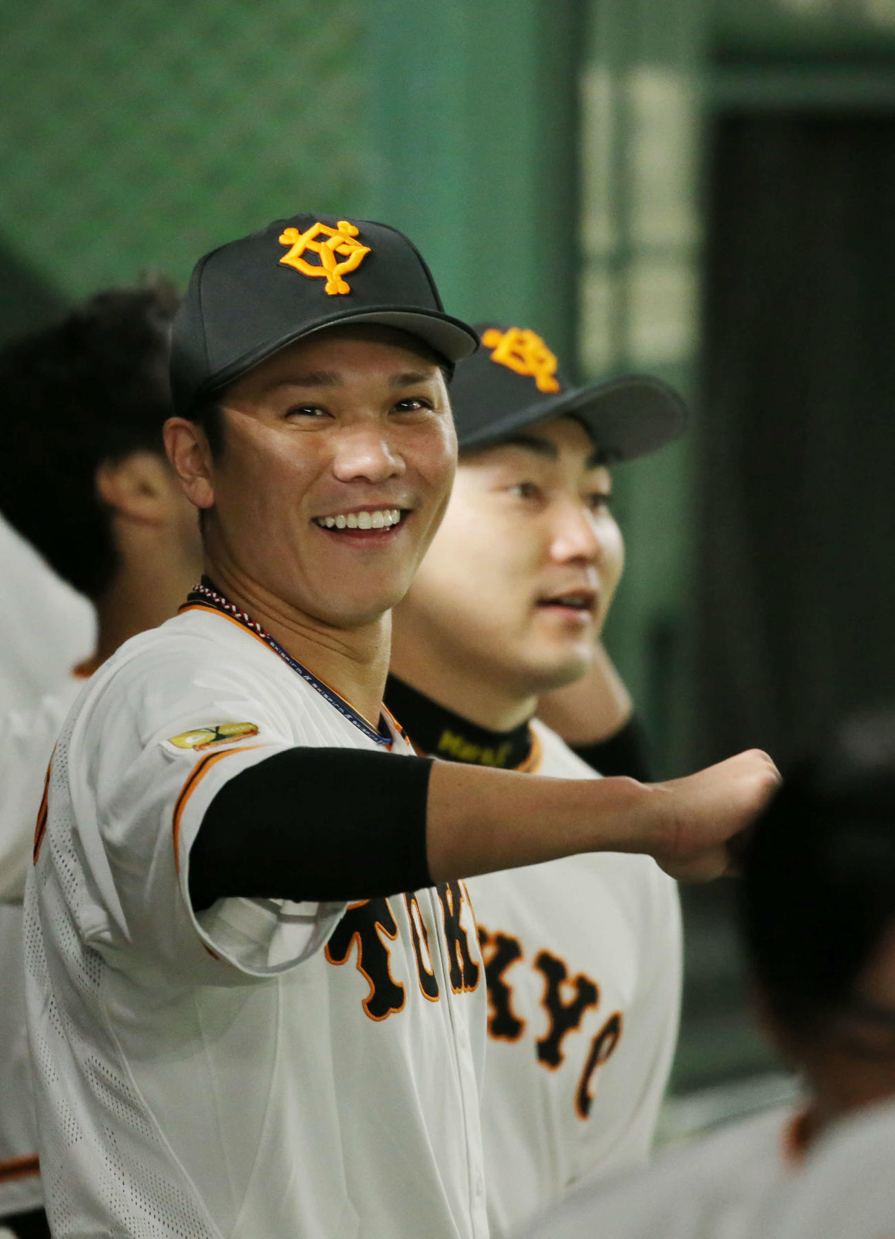 巨人対ヤクルト　10回表を終え、リーグ優勝を決めた坂本はベンチで笑顔を見せる（撮影・河野匠）