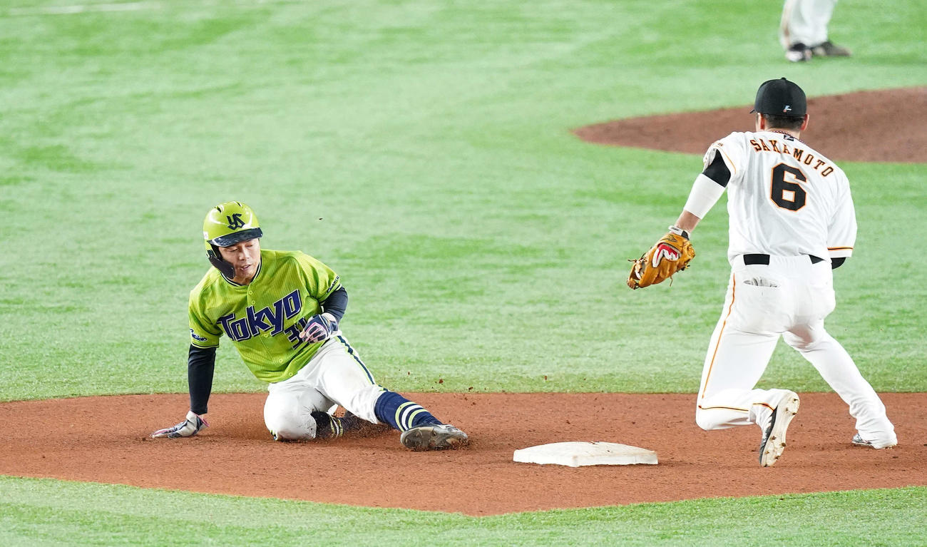 巨人対ヤクルト　8回表無死一塁、打者西浦の時、二盗する代走山崎。遊撃手坂本（撮影・鈴木みどり）