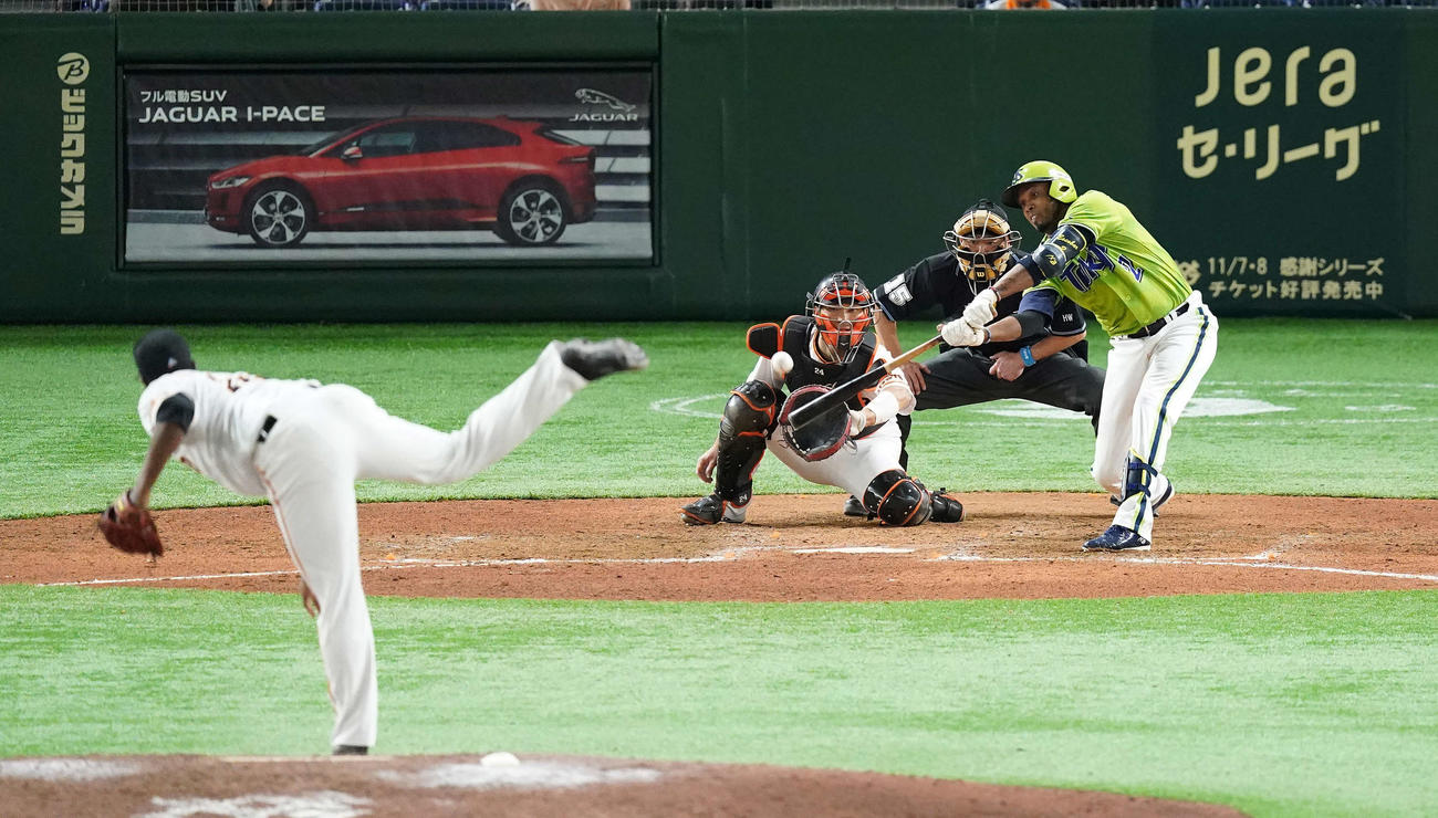 巨人対ヤクルト　8回表ヤクルト2死二塁、右適時三塁打を放つエスコバー。投手デラロサ（撮影・鈴木みどり）