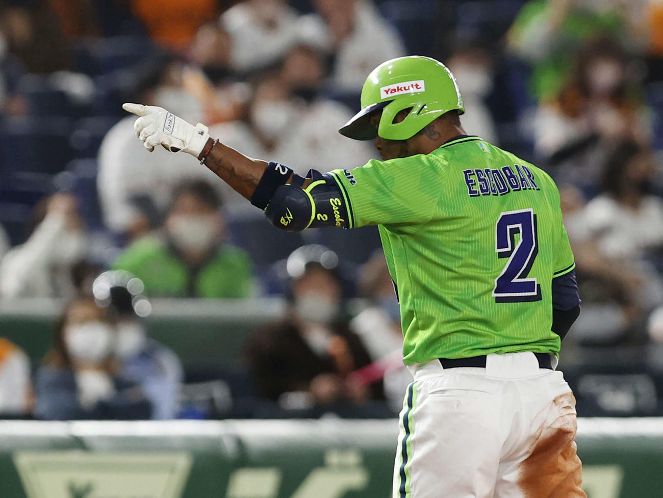 巨人対ヤクルト　8回表ヤクルト2死二塁、適時三塁打を放ちベンチを指さすエスコバー（撮影・河野匠）