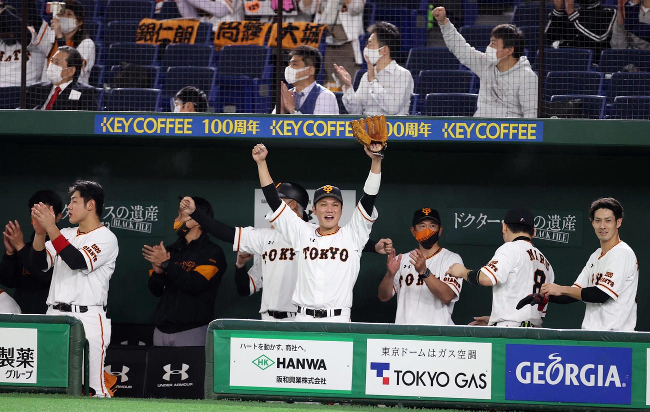 巨人対ヤクルト　10回表を終え、優勝が決まり、ベンチでガッツポーズを見せる坂本（撮影・狩俣裕三）