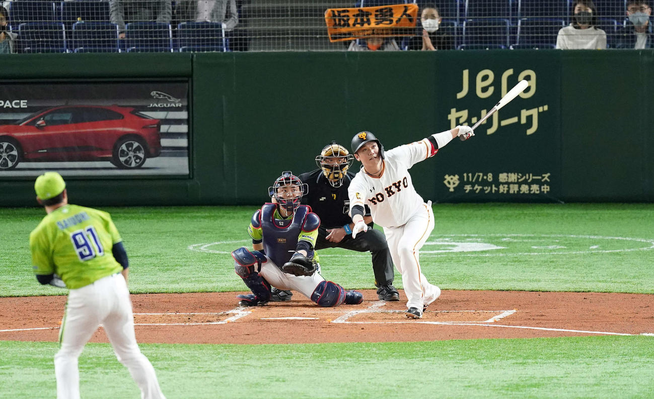巨人対ヤクルト　1回裏巨人2死、左前打を放つ坂本。投手歳内（撮影・鈴木みどり）
