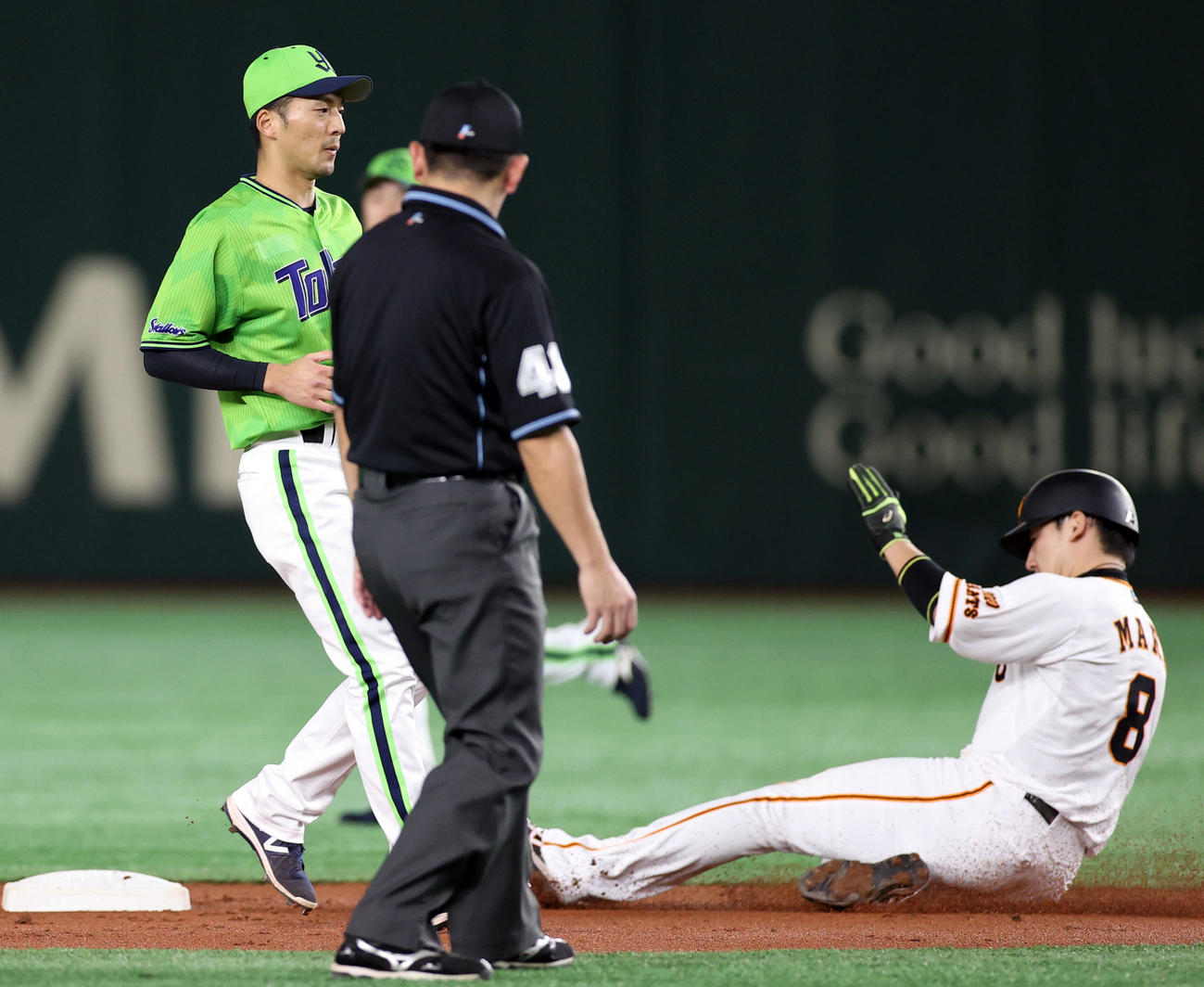 巨人対ヤクルト　2回裏巨人1死一塁、二盗を決める丸（右）。左は西浦（撮影・狩俣裕三）