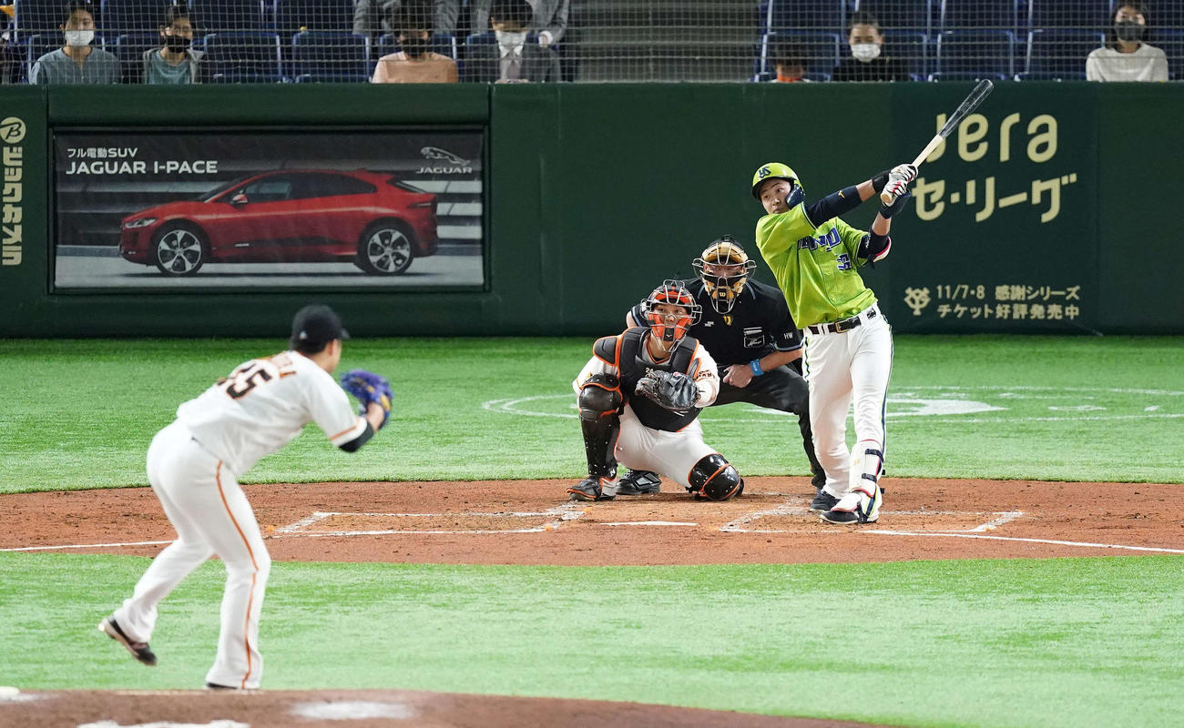 巨人対ヤクルト　3回表ヤクルト無死、先制の右越えソロ本塁打を放つ広岡。投手今村（撮影・鈴木みどり）