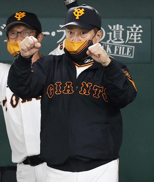巨人対ヤクルト　3回裏巨人2死二塁、2点本塁打を放った岡本を迎える原監督（中央）（撮影・狩俣裕三）