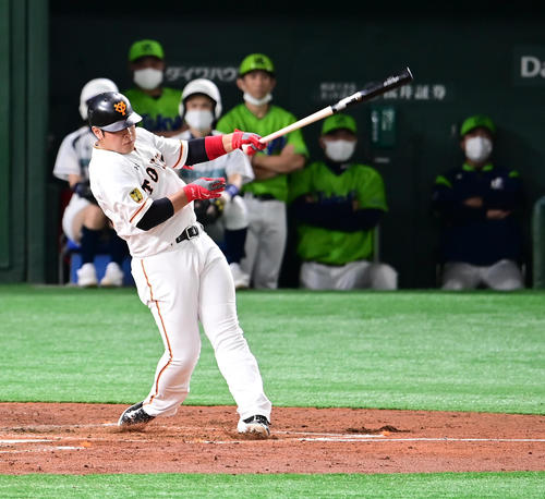 巨人対ヤクルト　3回裏巨人2死二塁、岡本は左越えに逆転2点本塁打を放つ（撮影・小沢裕）