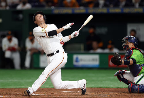 巨人対ヤクルト　5回裏巨人1死、大きく空振りする坂本（撮影・狩俣裕三）