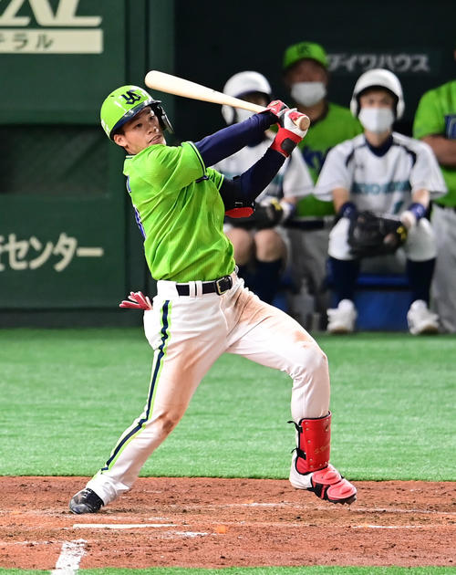 巨人対ヤクルト　5回表ヤクルト2死一、二塁、塩見は右前に同点適時打を放つ（撮影・小沢裕）