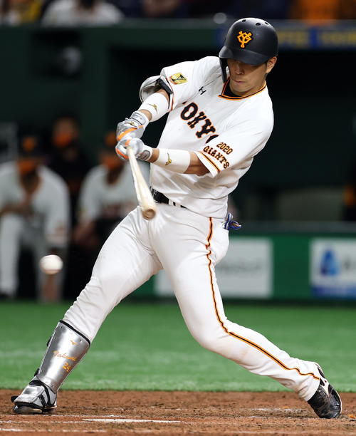 巨人対ヤクルト　6回裏巨人1死三塁、適時打を放つ大城（撮影・狩俣裕三）