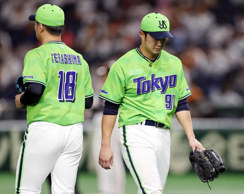 巨人対ヤクルト　6回裏途中、降板する先発歳内（右）（撮影・狩俣裕三）
