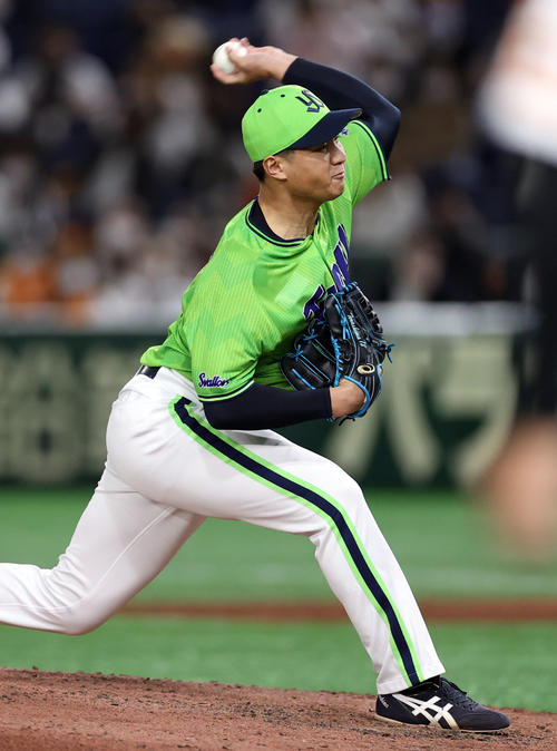 巨人対ヤクルト　6回裏途中から登板する寺島（撮影・狩俣裕三）