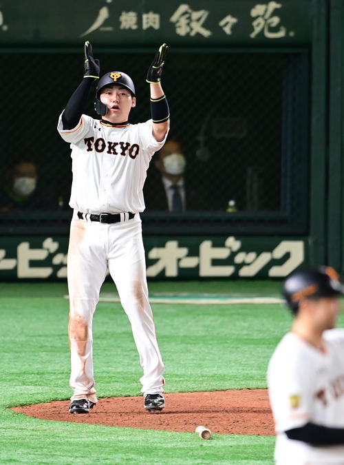 巨人対ヤクルト　6回裏巨人1死三塁、生還を果たした三塁走者の丸は左前に勝ち越し打を放った大城を祝福する（撮影・小沢裕）