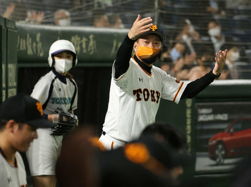 巨人対ヤクルト　10回表を終え、リーグ優勝を決めた原監督はナインをベンチ前にうながす（撮影・河野匠）