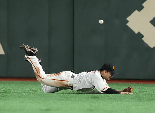 巨人対ヤクルト　8回表ヤクルト2死二塁、中堅手の丸はエスコバーの打球に飛びつくも捕球できず適時三塁打を許す（撮影・河野匠）