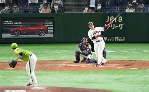 巨人対ヤクルト　3回裏巨人2死二塁、左越え2点本塁打を放つ岡本。投手歳内（撮影・鈴木みどり）