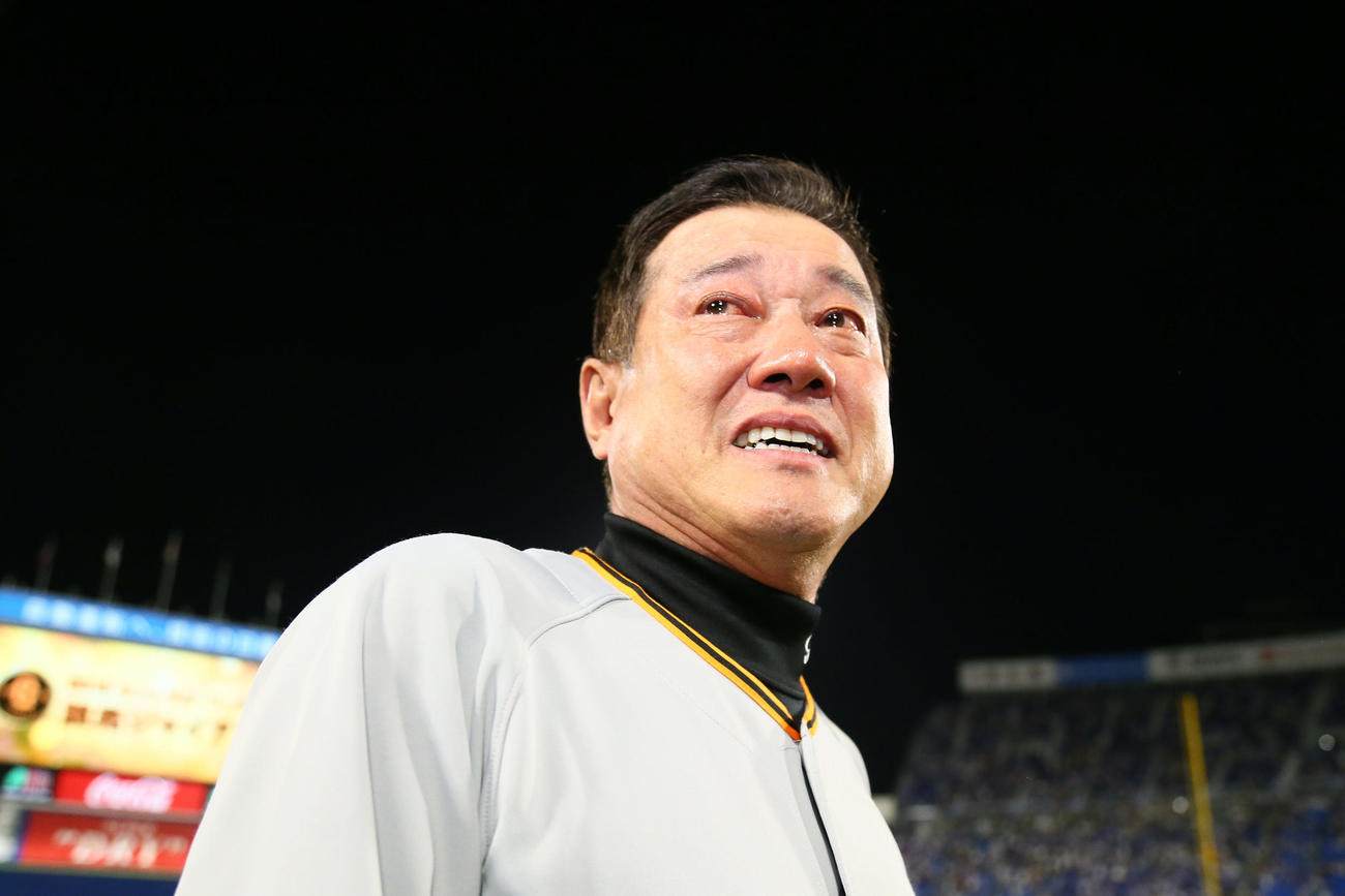 2019年9月21日、DeNA対巨人　リーグ優勝を決め涙ぐむ巨人原監督（撮影・足立雅史）