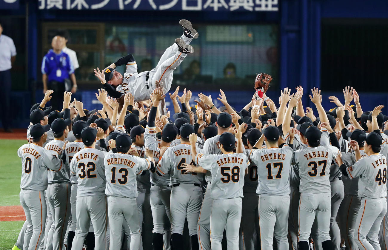 2019年9月21日、DeNA対巨人　5年ぶりの優勝を決め、胴上げされる巨人原監督（撮影・浅見桂子）