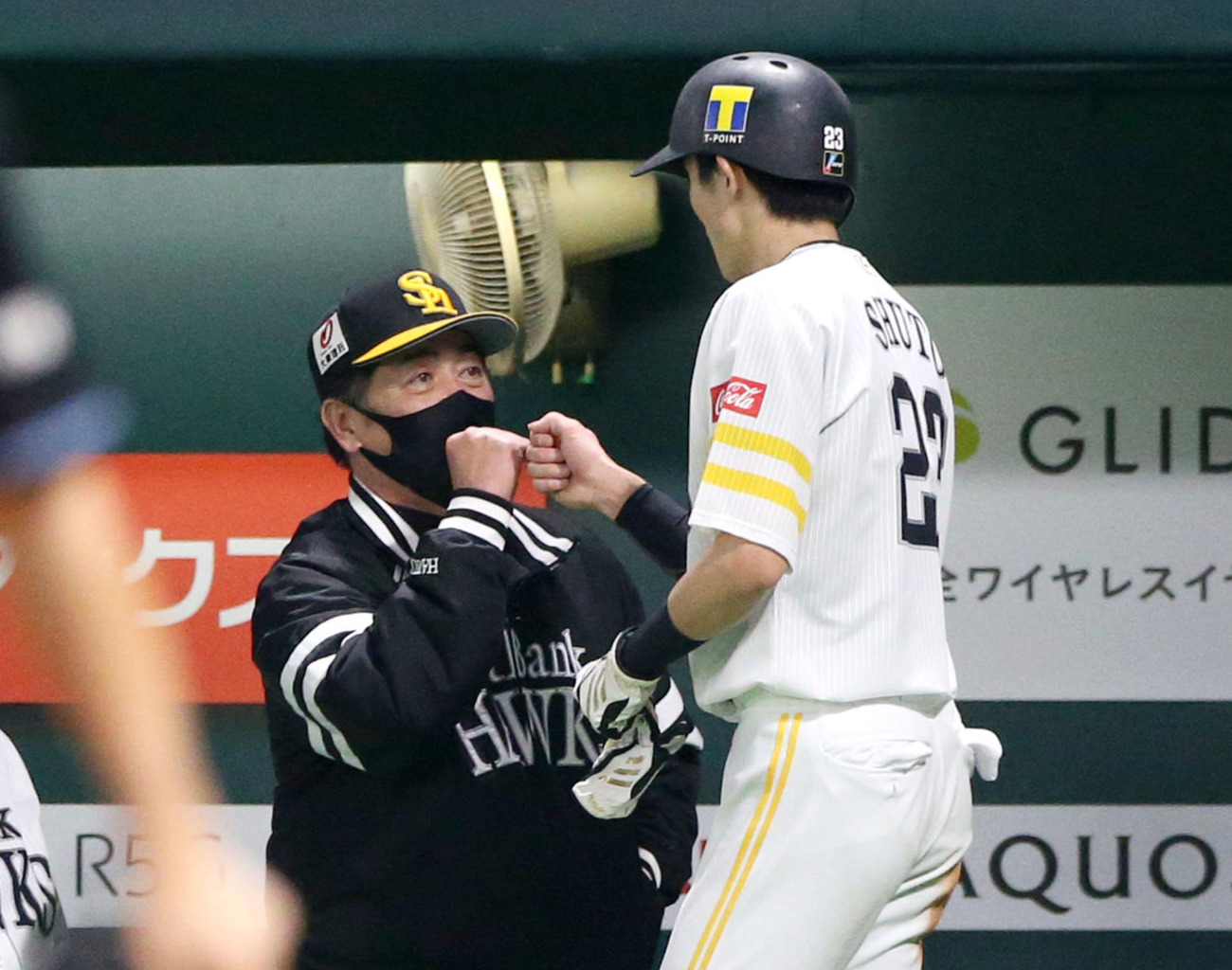 ソフトバンク対ロッテ　　1回裏、工藤監督（左）は柳田の右前適時打で生還の周東を出迎える（撮影・上山淳一）