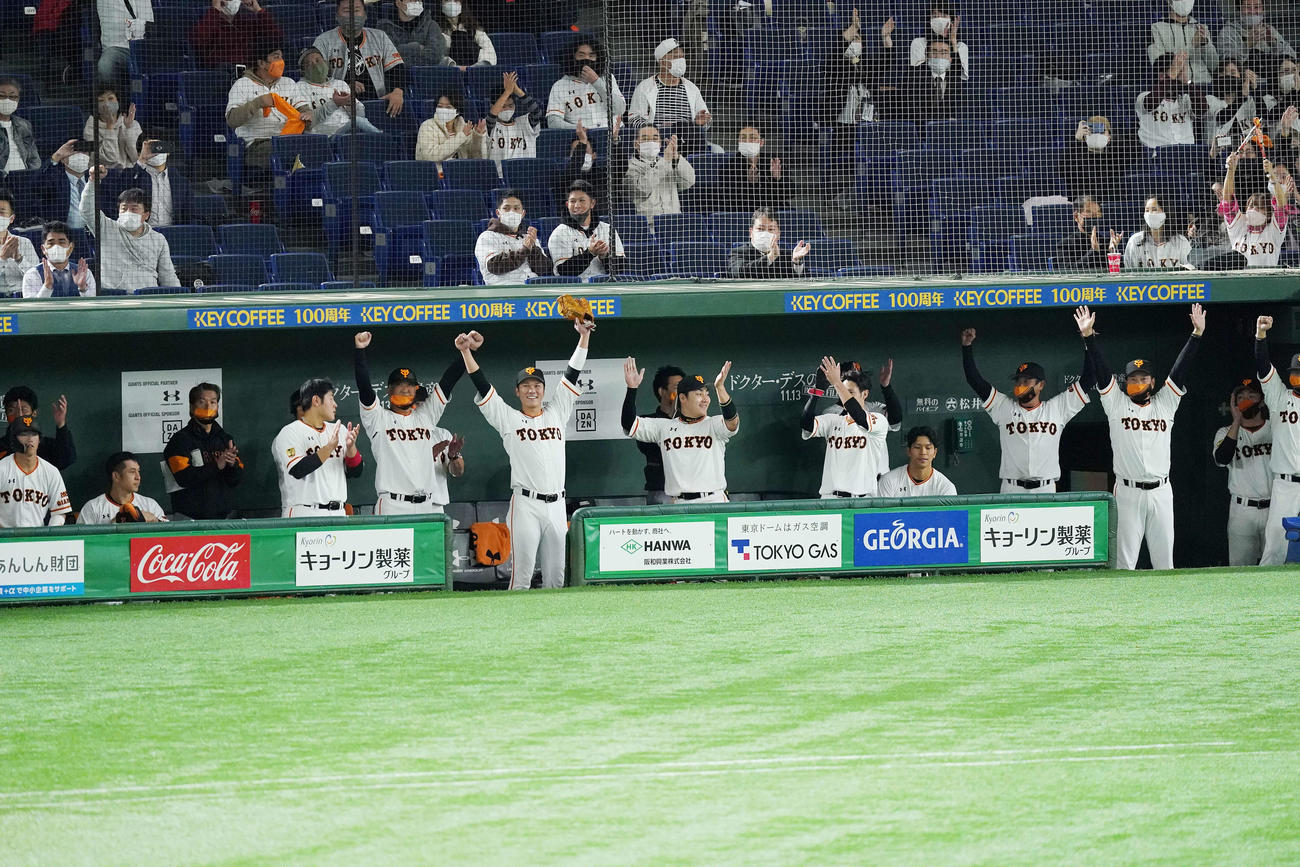 巨人対ヤクルト　10回裏に入る前に優勝が決まり、声援に応える巨人ナイン（撮影・鈴木みどり）
