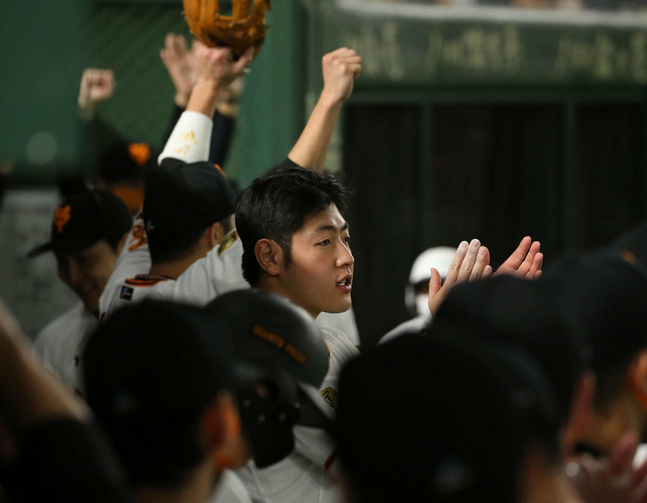 巨人対ヤクルト　10回表を終え、リーグ優勝を決めた岡本はベンチで拍手する（撮影・河野匠）
