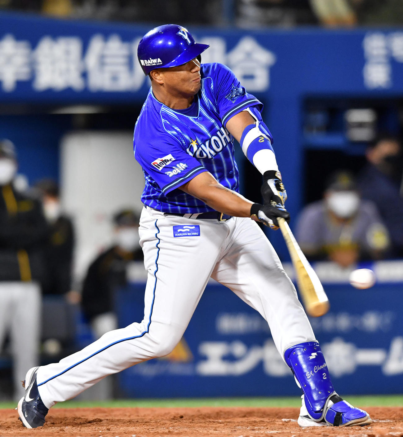 DeNA対阪神　9回裏DeNA2死一塁、左越え2点本塁打を放つロペス（撮影・横山健太）