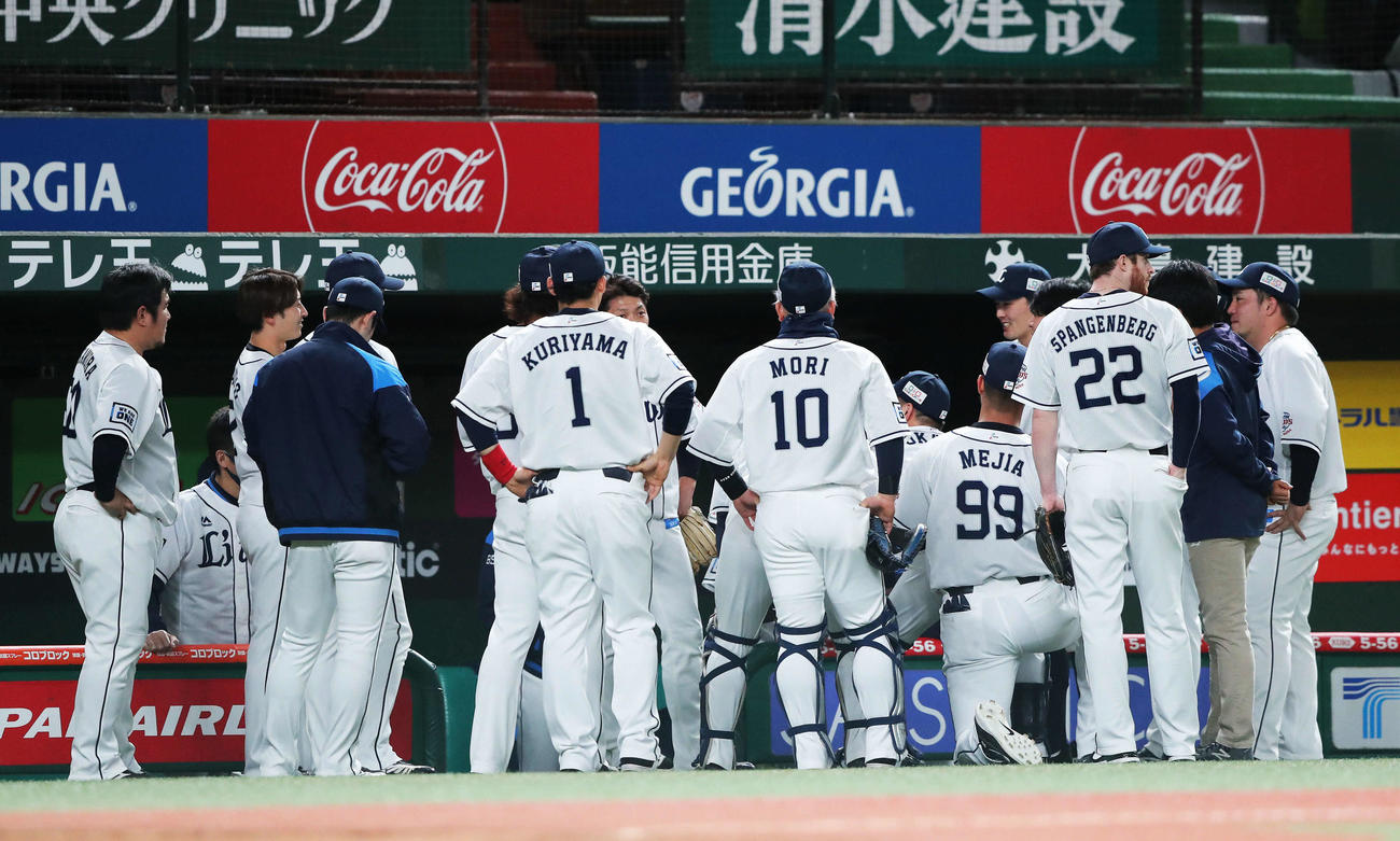 西武対ソフトバンク　試合開始前、円陣を組む西武の選手（撮影・河田真司）