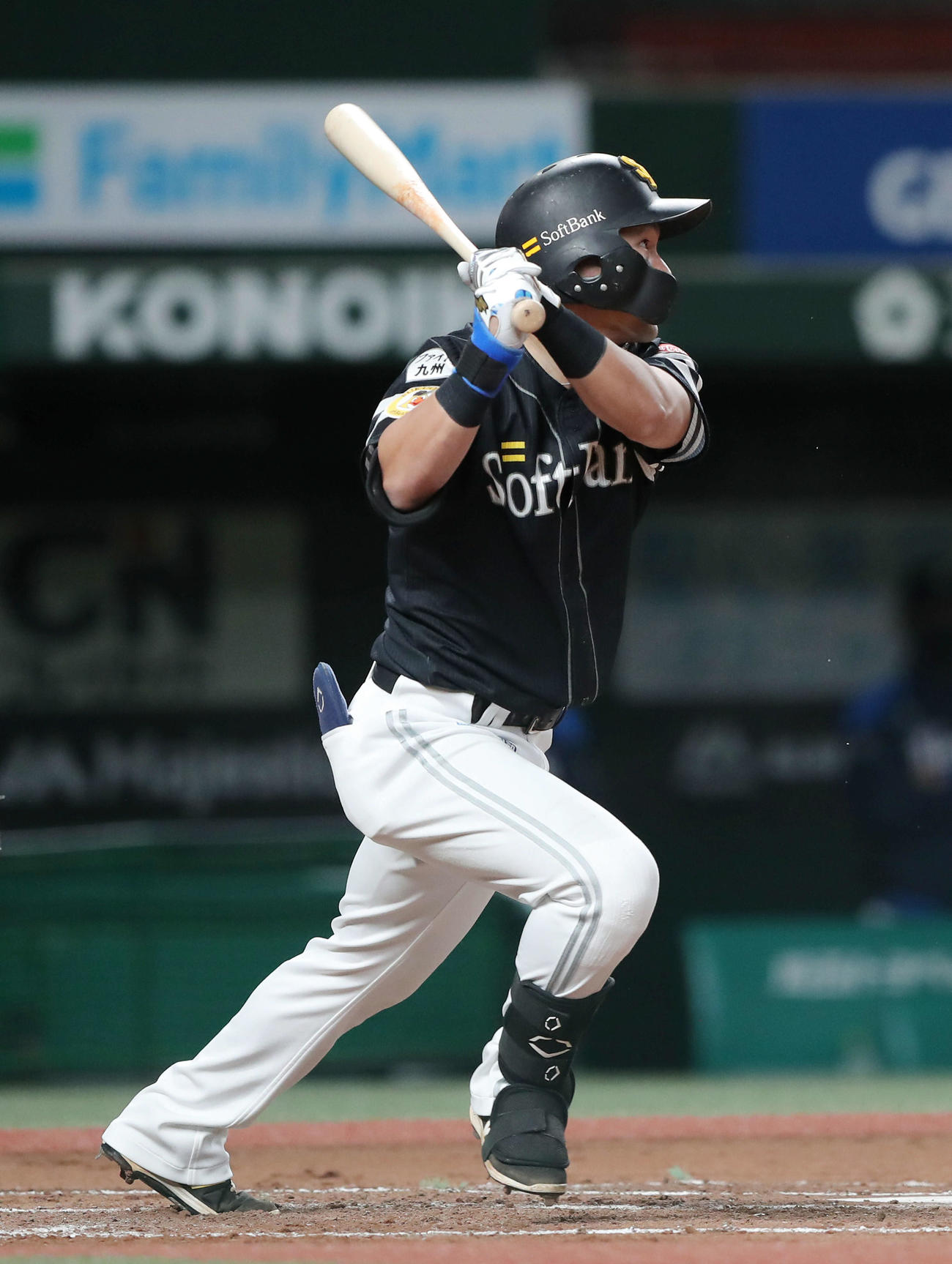 西武対ソフトバンク　3回表ソフトバンク2死三塁、三遊間に先制適時打を放つ中村晃（撮影・河田真司）
