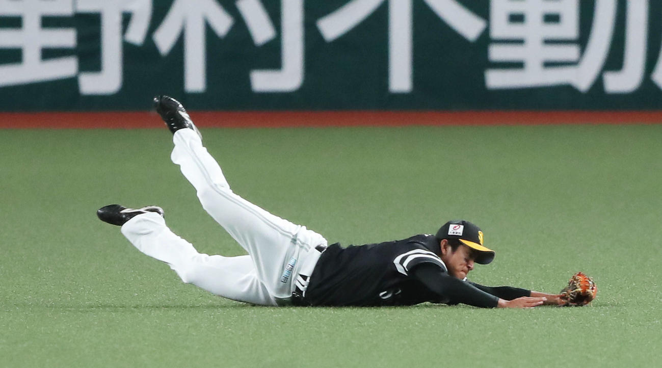 西武対ソフトバンク　4回裏西武無死一塁、森の放った中飛に飛び込む柳町（撮影・河田真司）