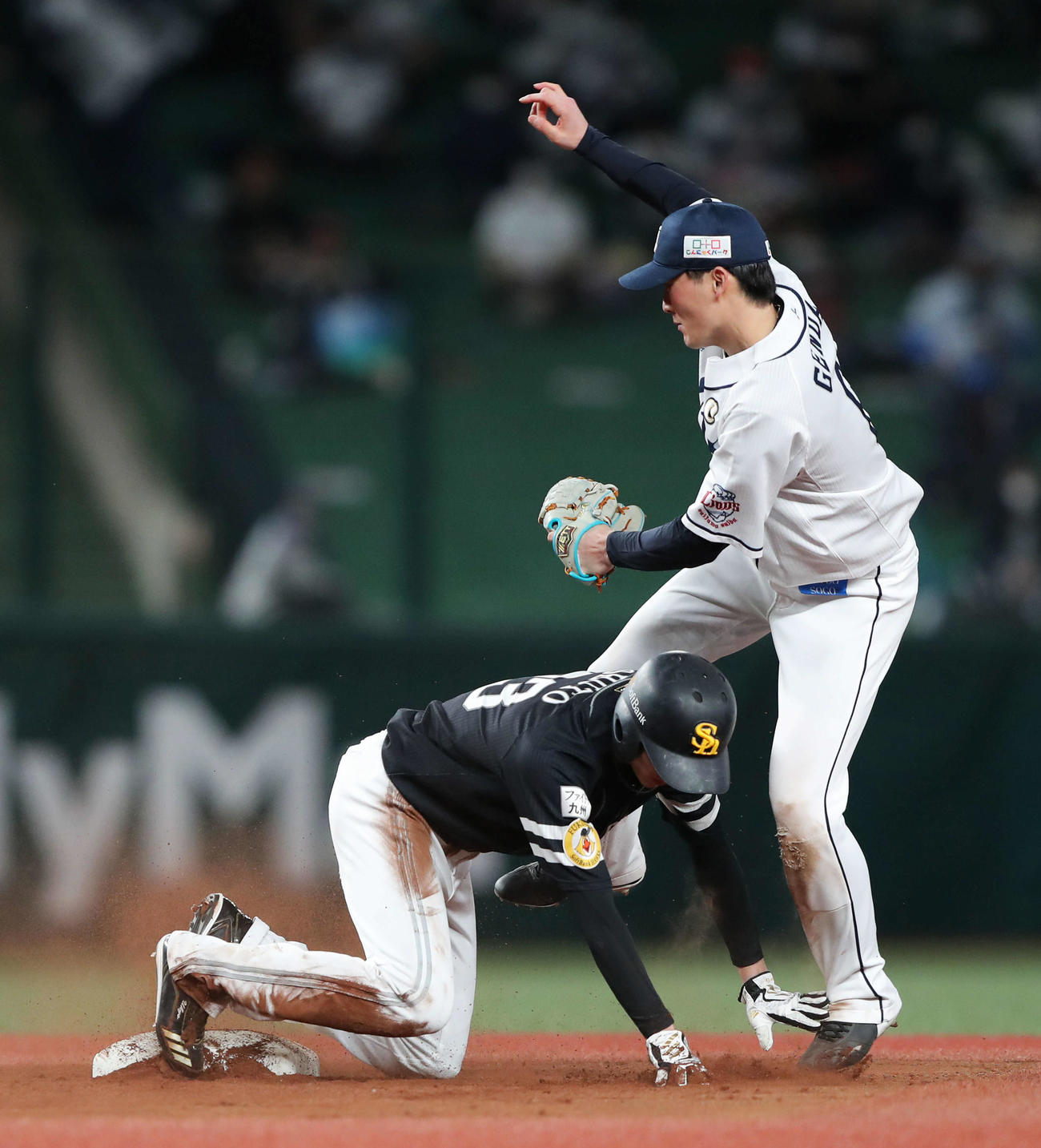 西武対ソフトバンク　7回表ソフトバンク1死一塁、二盗に成功する周東（撮影・河田真司）