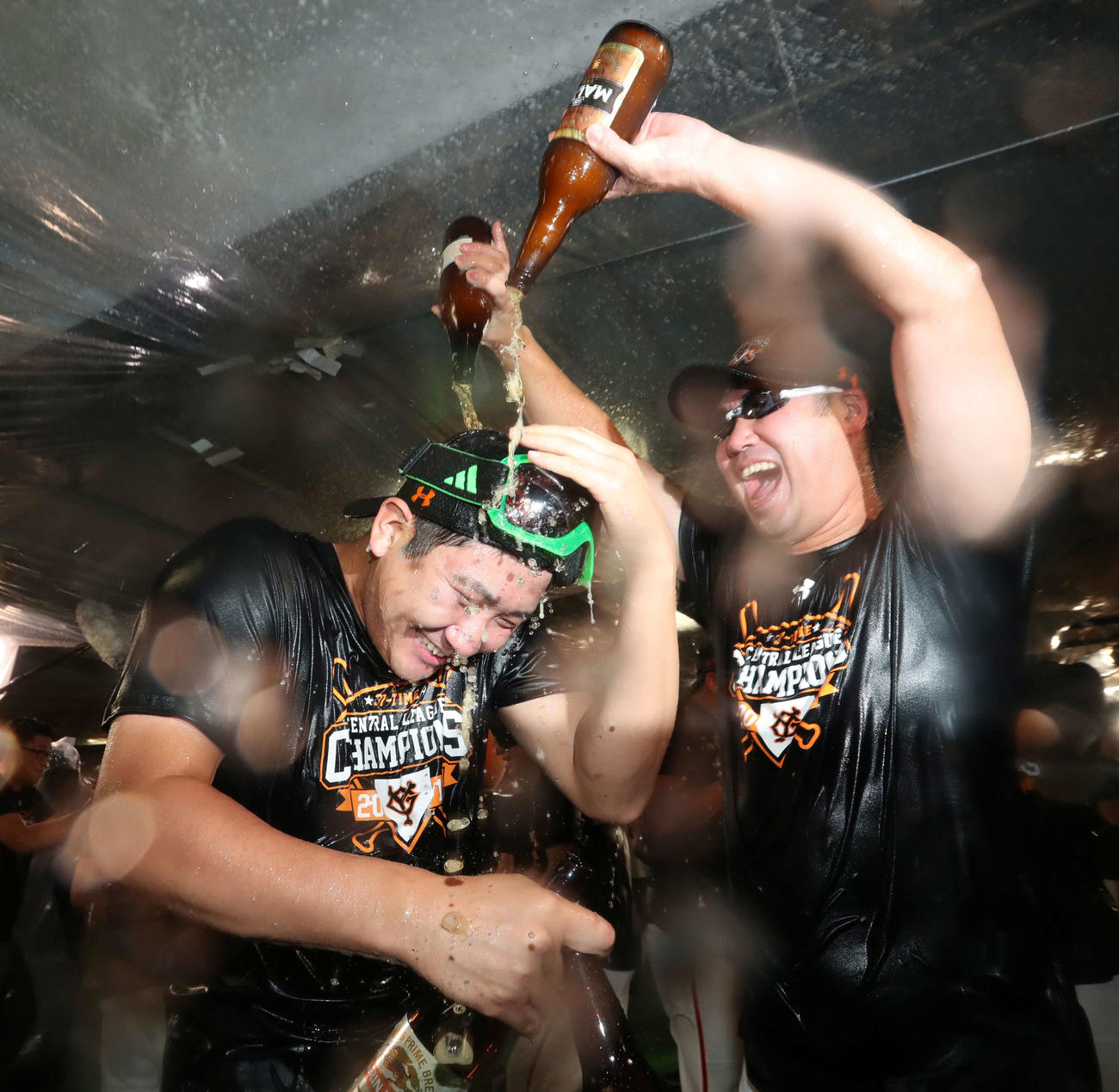2019年9月21日、祝勝会でビールをかけられる菅野（左）（撮影・垰建太）