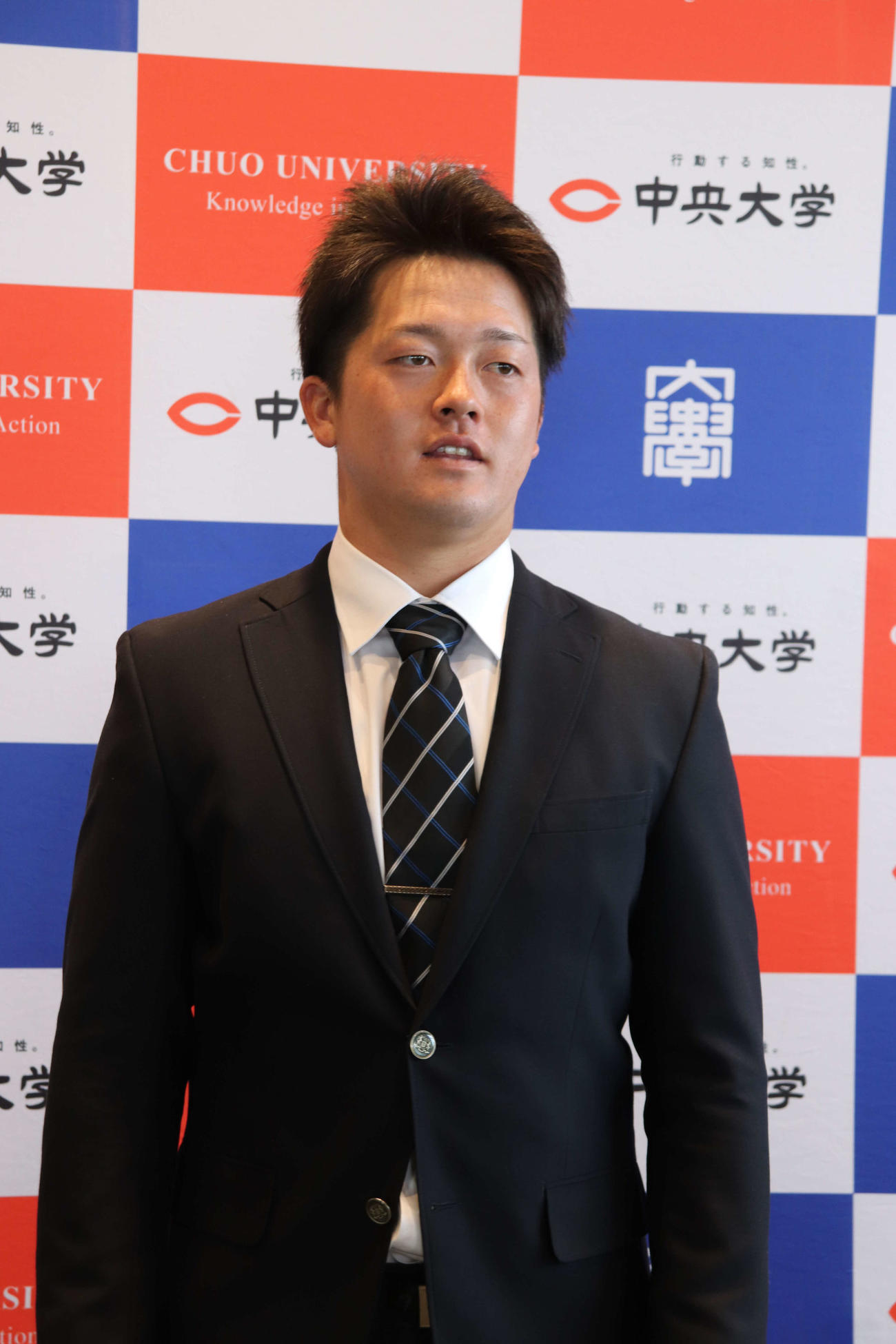 DeNAドラフト2位の指名あいさつを終え、笑顔で取材に対応する牧（撮影・保坂淑子）