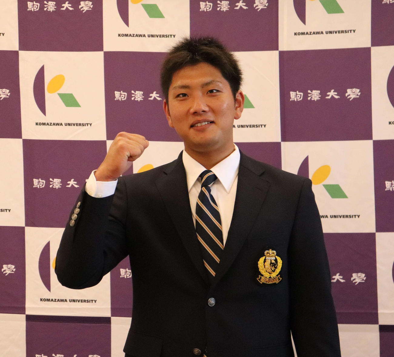 指名挨拶を受け、笑顔を見せる前田（撮影・小早川宗一郎）