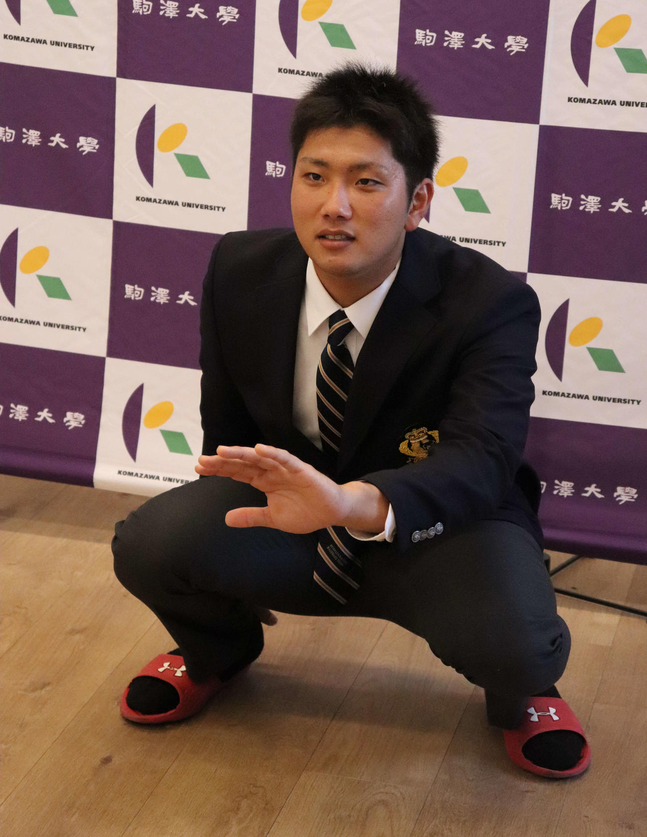 指名挨拶を受け、捕手の構えを見せる前田（撮影・小早川宗一郎）