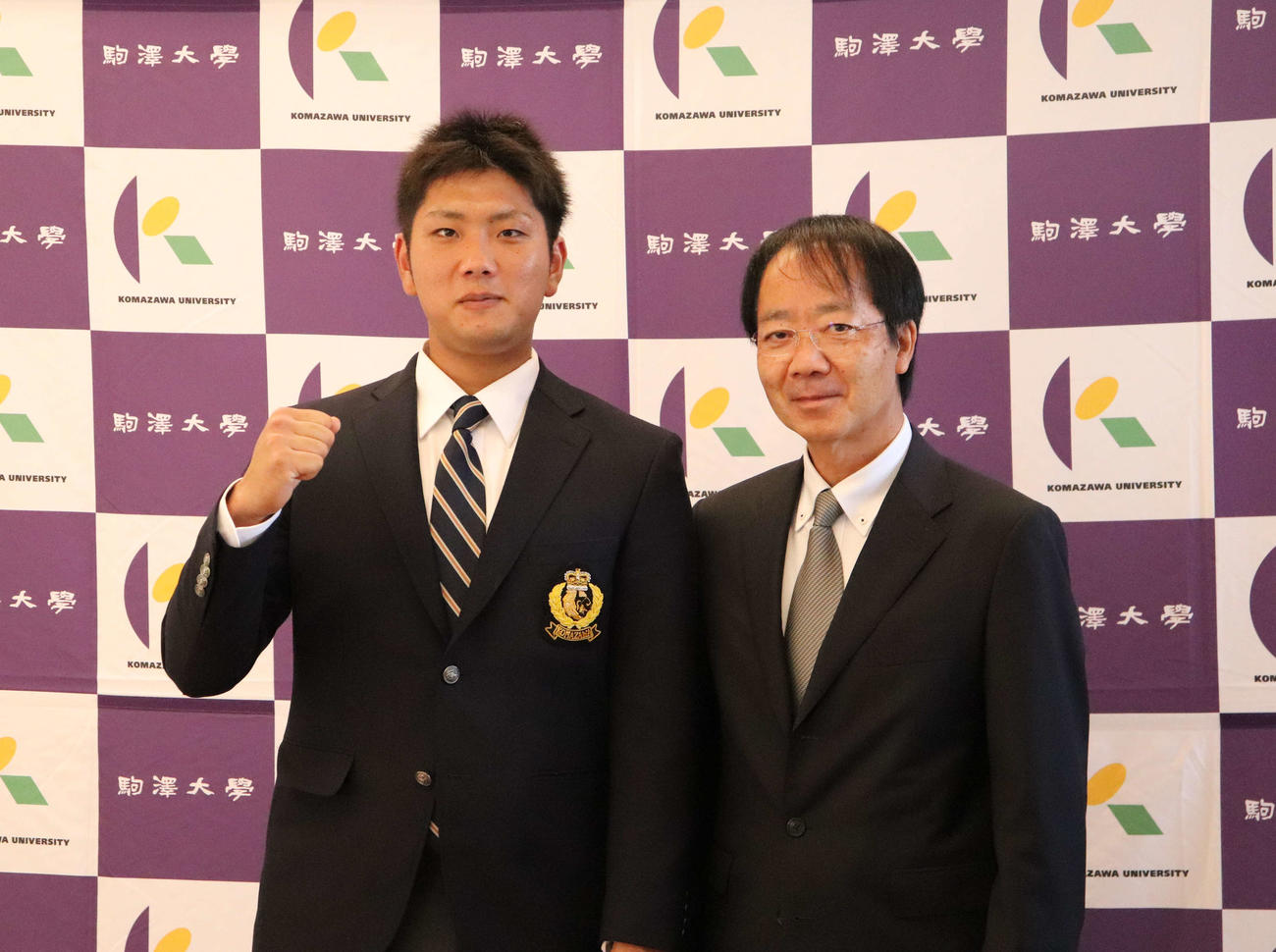 巨人の内田強スカウト（右）から指名挨拶を受けた前田（左）（撮影・小早川宗一郎）