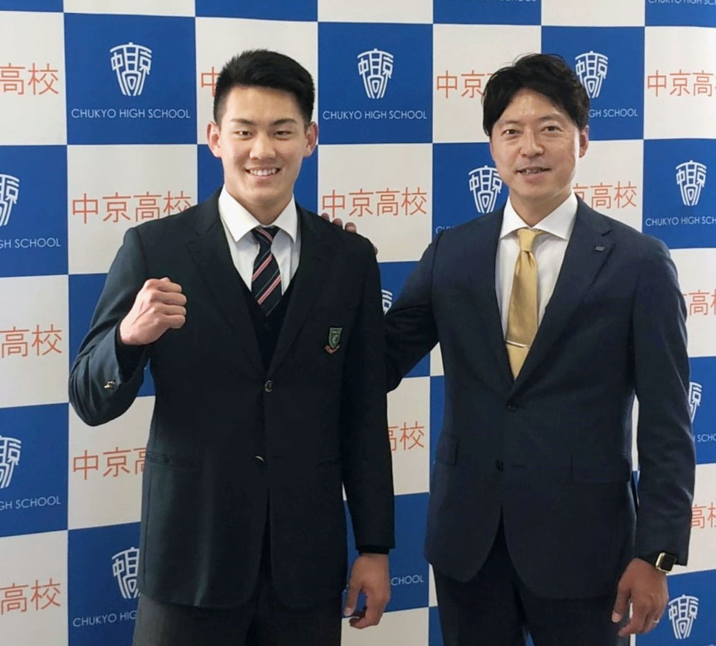 オリックスからドラフト2位の指名あいさつを受け、谷口スカウト（右）と写真撮影に応じる中京高の元謙太外野手（共同）
