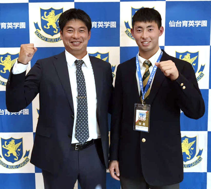 楽天ドラフト5位の仙台育英・入江（右）は指名あいさつ後、三木監督からのサインが入ったドラフト会議IDパスを首にさげ、笑顔でガッツポーズ。左は担当の宮越スカウト（球団提供）