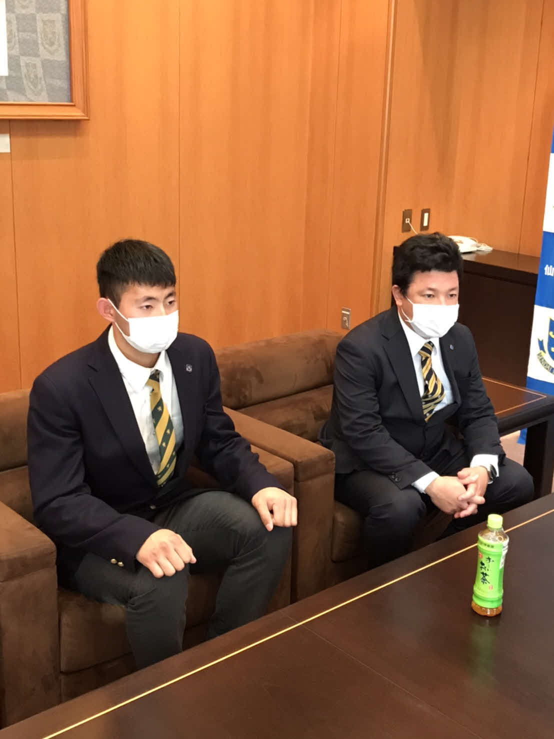 楽天ドラフト5位指名の仙台育英・入江（左）は仙台育英・須江監督（右）とともに指名あいさつを受ける（球団提供）
