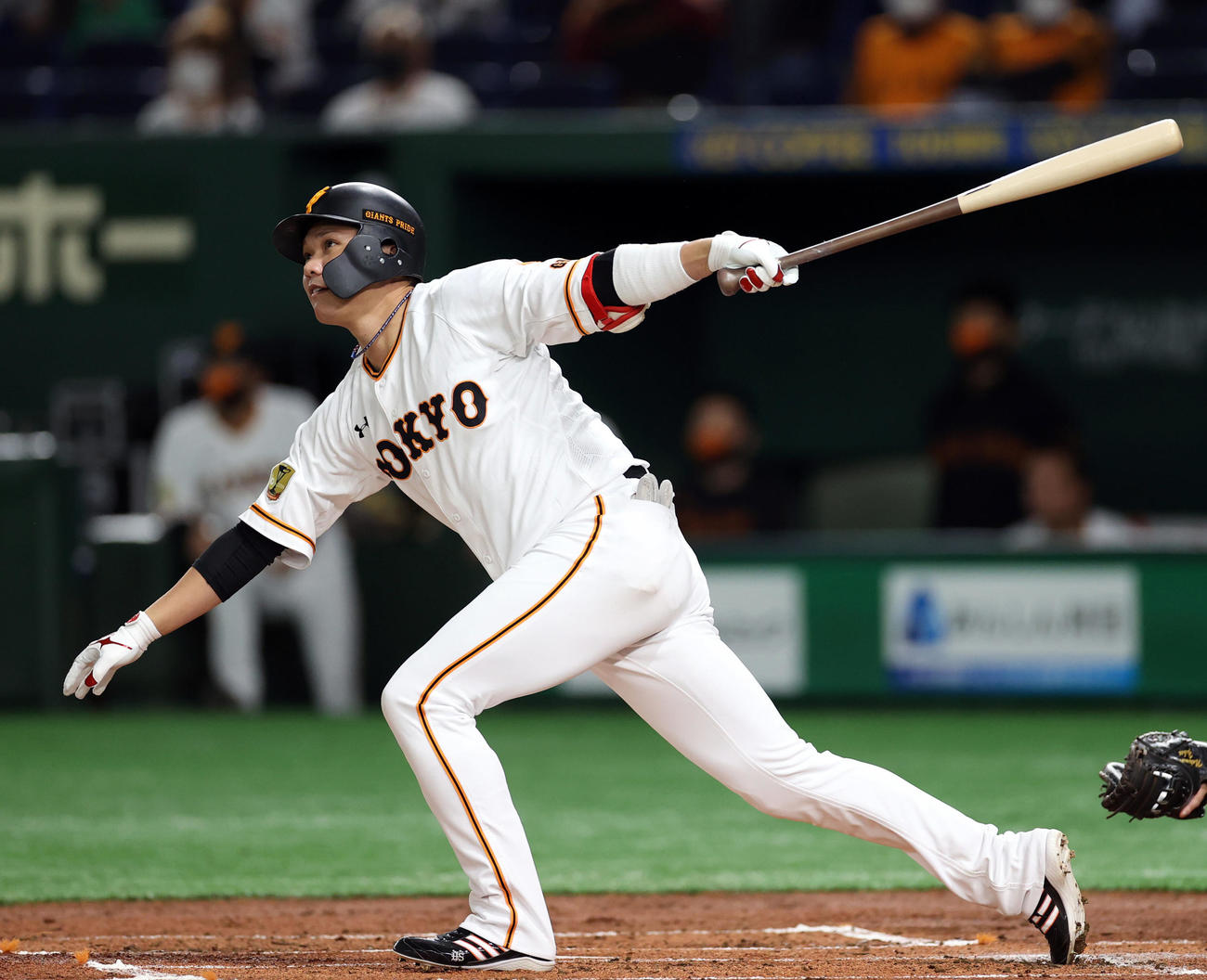 巨人対ヤクルト　1回裏巨人2死、右前打を放つ坂本（撮影・狩俣裕三）