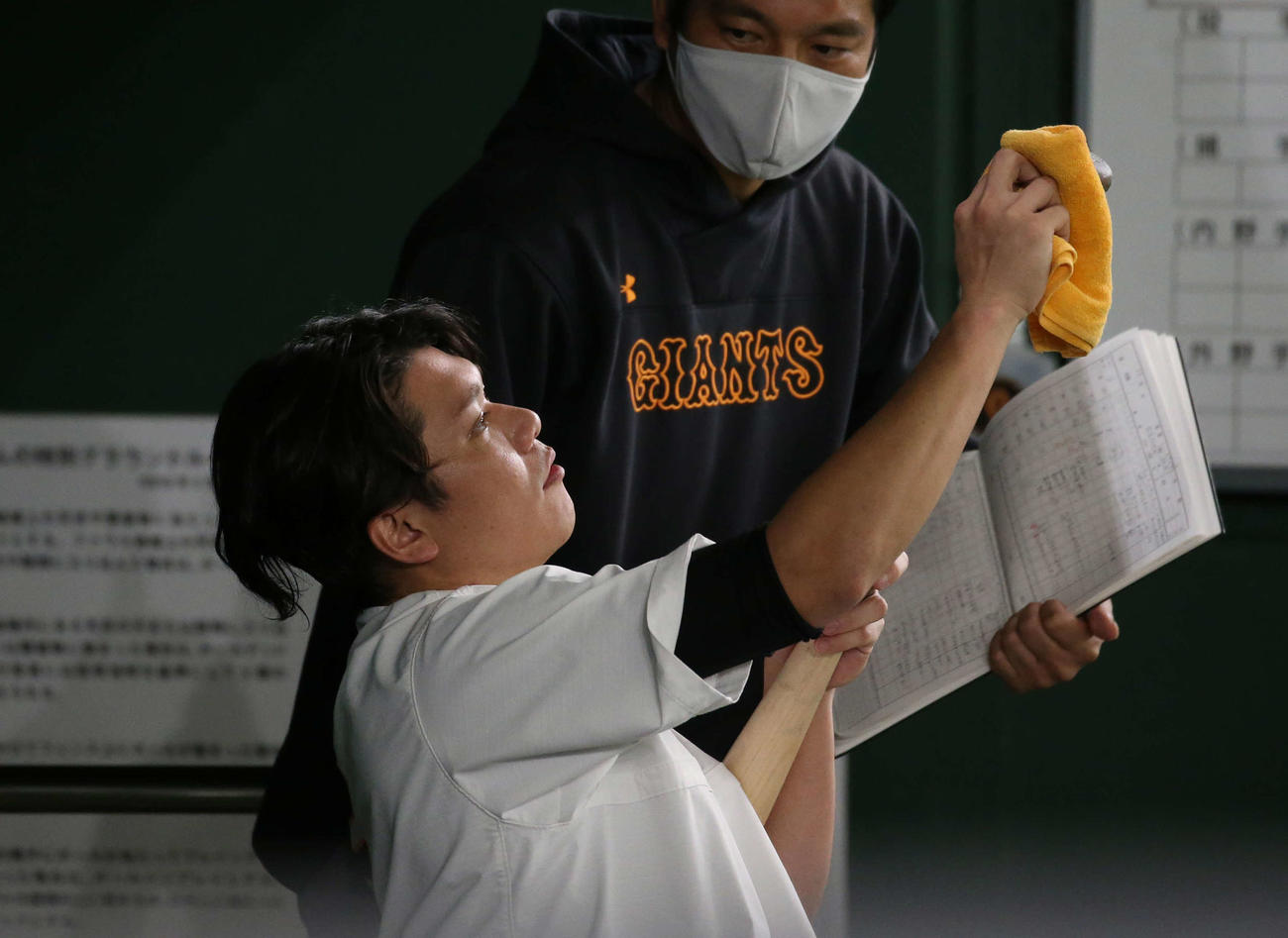 巨人対ヤクルト　試合前練習で、入念にバットを磨く巨人坂本（撮影・河野匠）