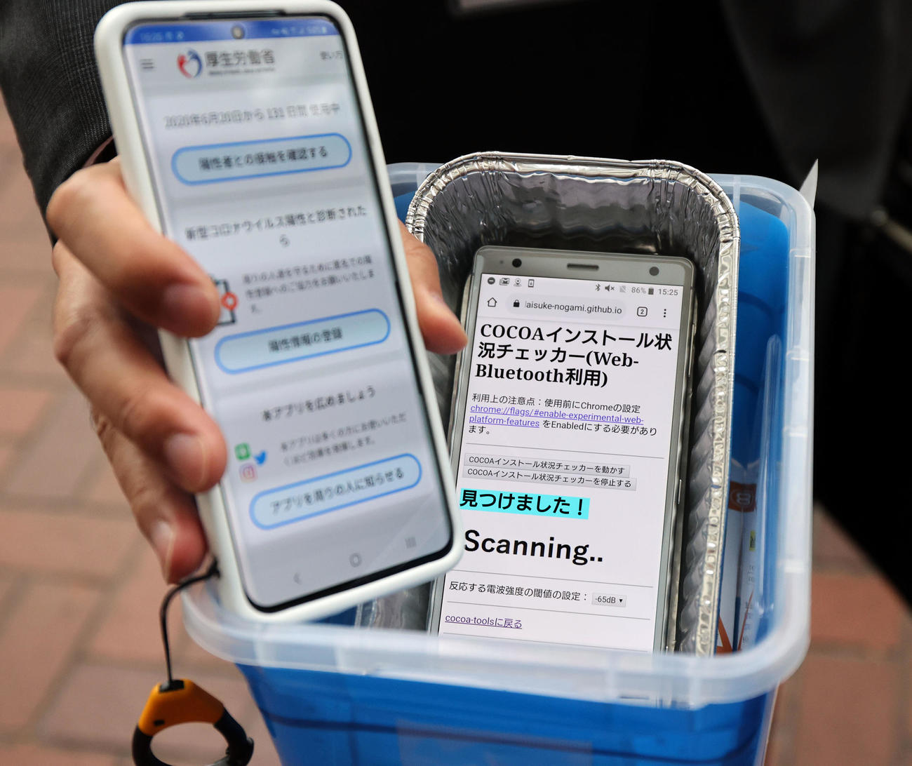 横浜スタジアムでは「Withコロナにおける大規模イベントガイドライン策定に向けた技術実証」が実施され、ゲートではCOCOAをかざして測定した（撮影・浅見桂子）