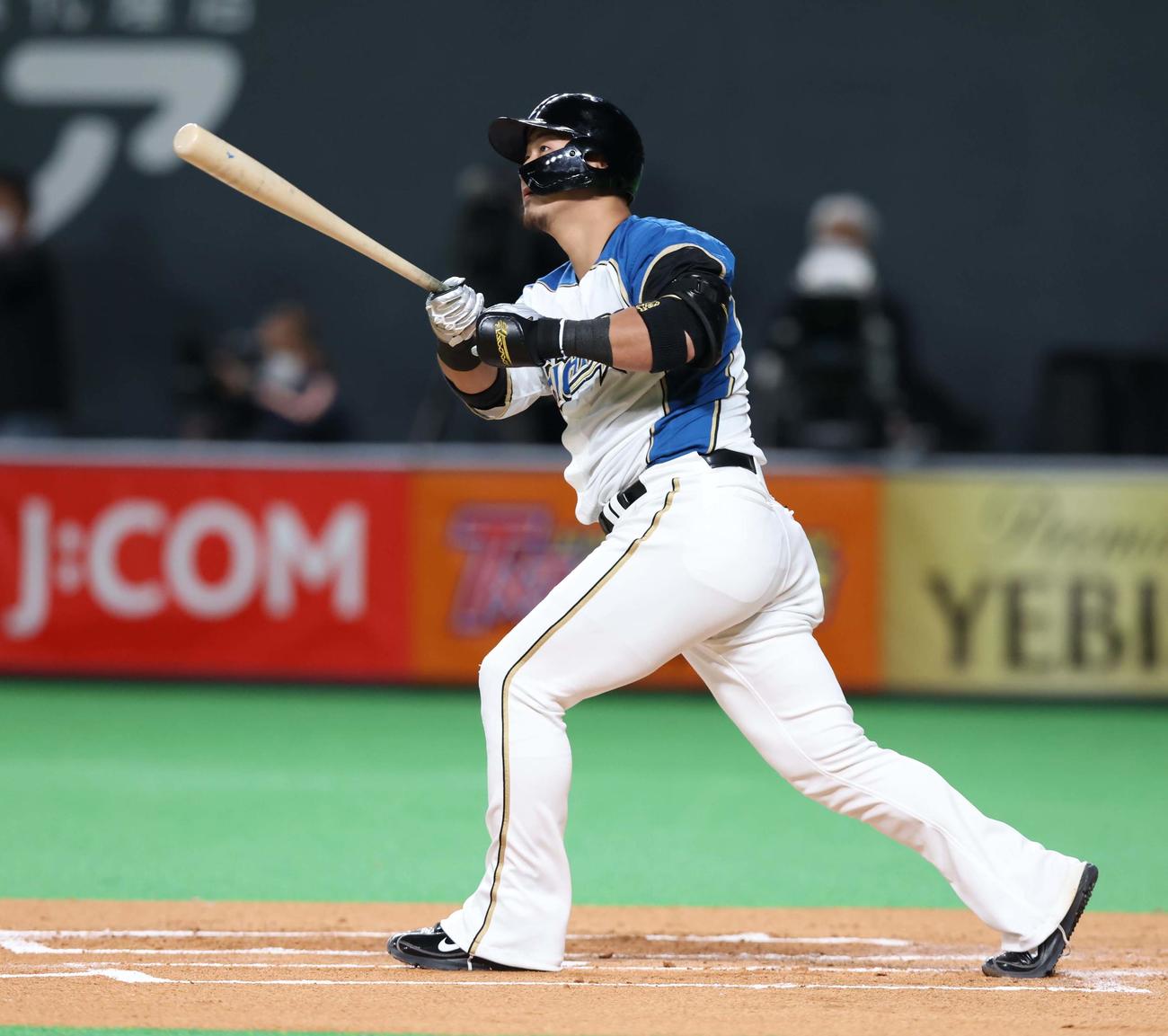 日本ハム対オリックス　1回裏日本ハム1死二、三塁、左越え2点適時打を放つ中田（撮影・黒川智章）