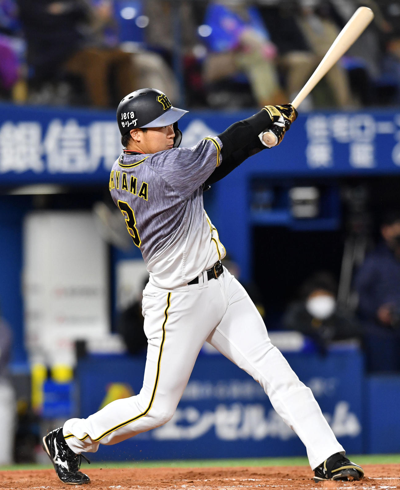 DeNA対阪神　3回表阪神2死一、二塁、左越え適時二塁打を放つ大山（撮影・横山健太）