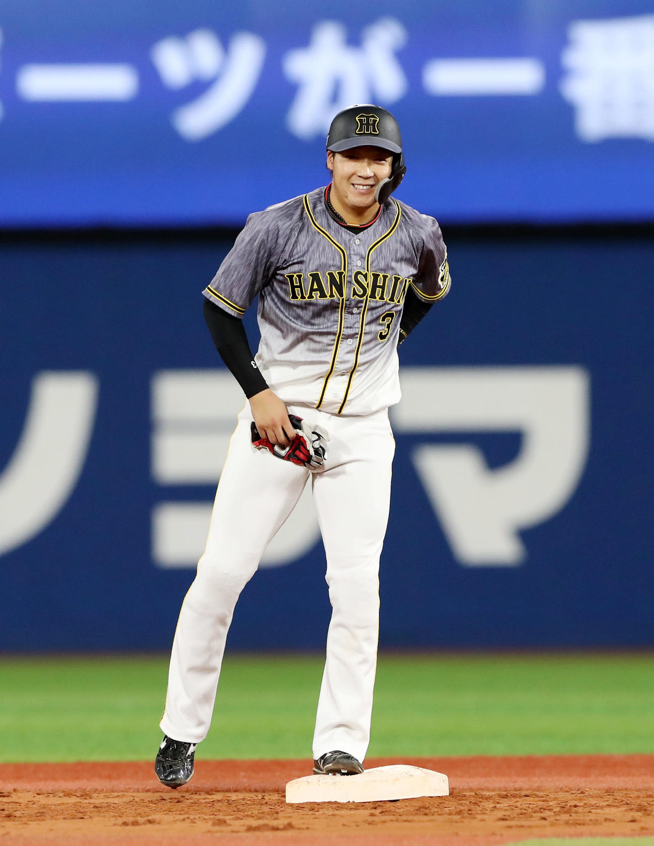 DeNA対阪神　3回表阪神2死一、二塁、大山は適時二塁打を放ち笑顔を見せる（撮影・加藤哉）