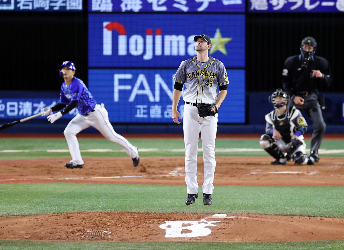 DeNA対阪神　4回裏DeNA1死、神里に右中間ソロ本塁打を許し、打球を見ながらジャンプするガンケル（撮影・浅見桂子）