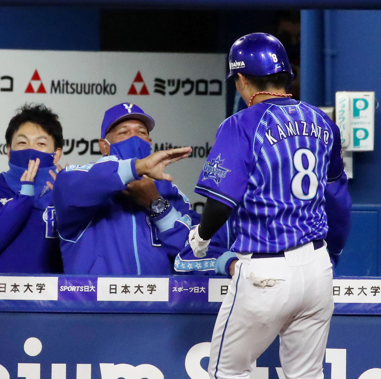 DeNA対阪神　4回裏DeNA1死、ラミレス監督（左）は右越え本塁打を放った神里をベンチで出迎える（撮影・加藤哉）