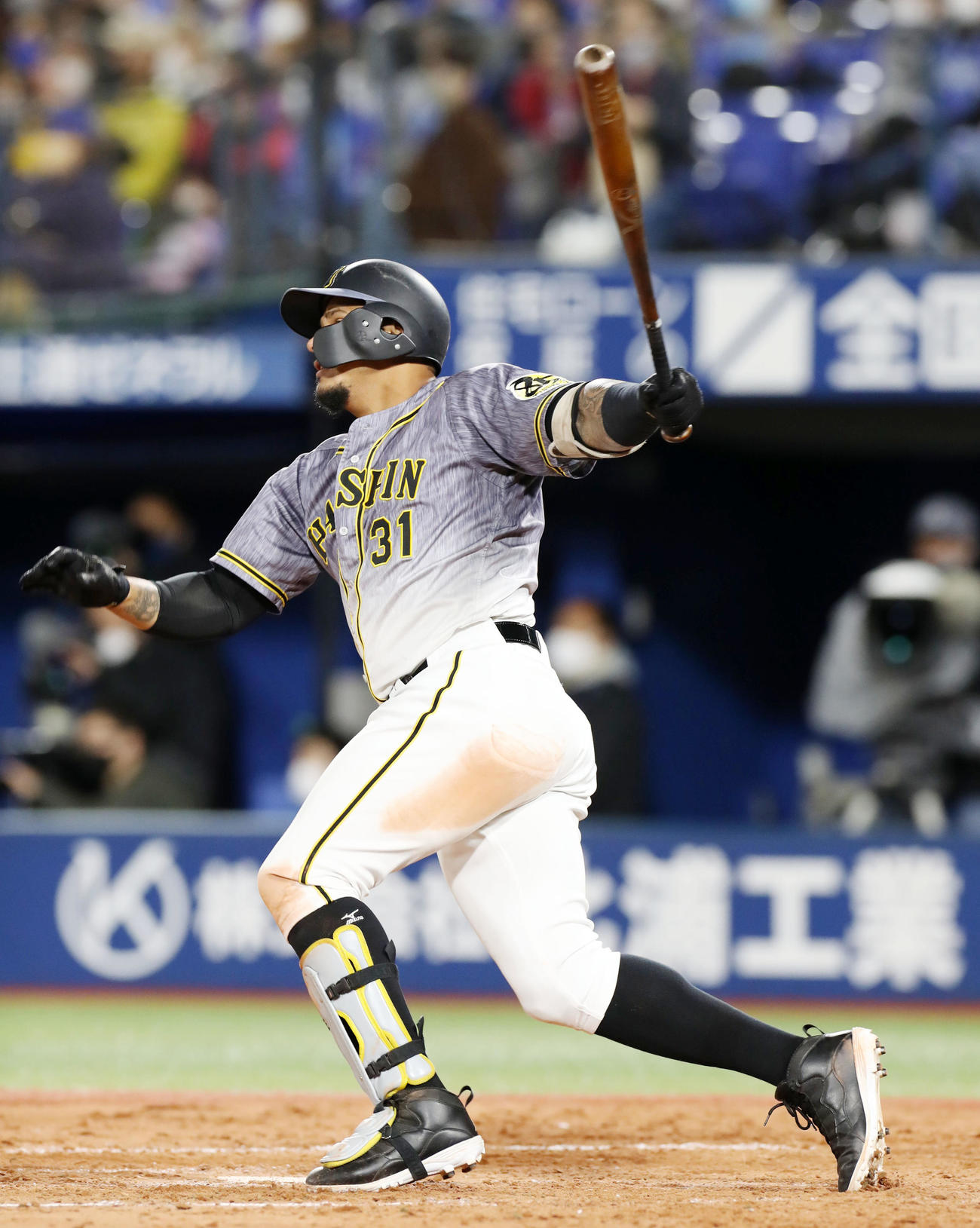 DeNA対阪神　5回表阪神1死一、二塁、マルテは左中間に適時二塁打を放つ（撮影・加藤哉）