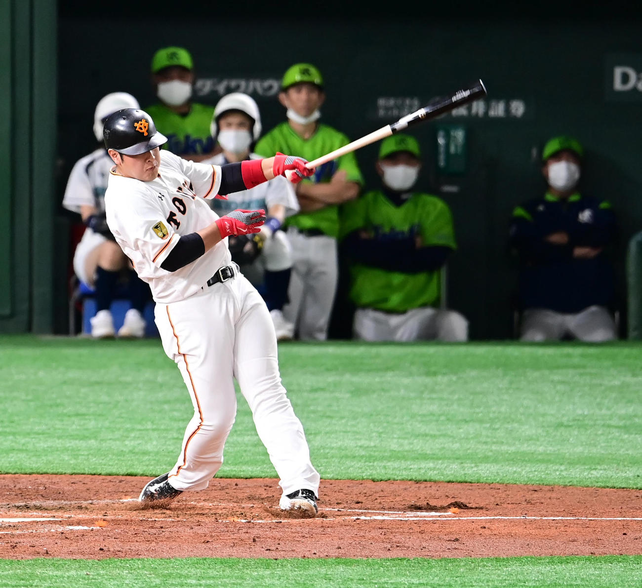 巨人対ヤクルト　3回裏巨人2死二塁、岡本は左越えに逆転2点本塁打を放つ（撮影・小沢裕）