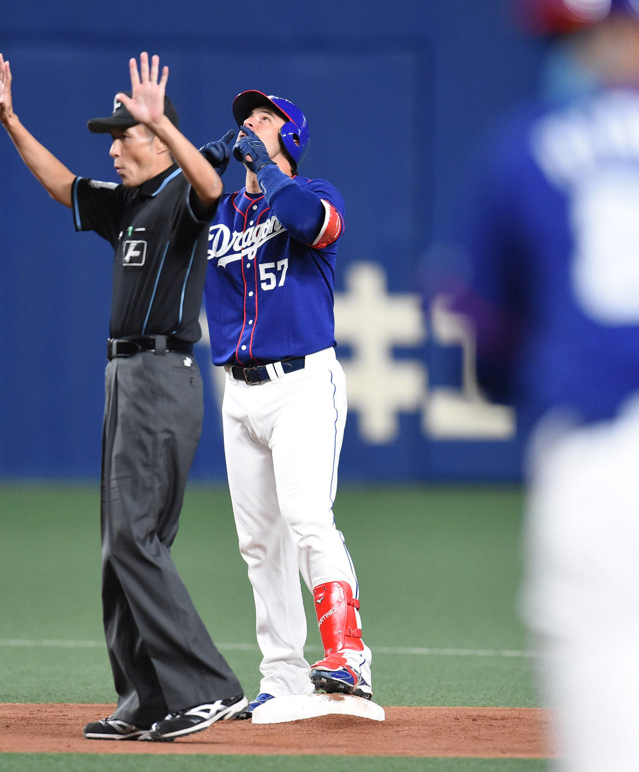 中日対広島　5回裏中日2死三塁、右中間へ適時二塁打を放ったA・マルティネスは塁上でポーズ（撮影・森本幸一）