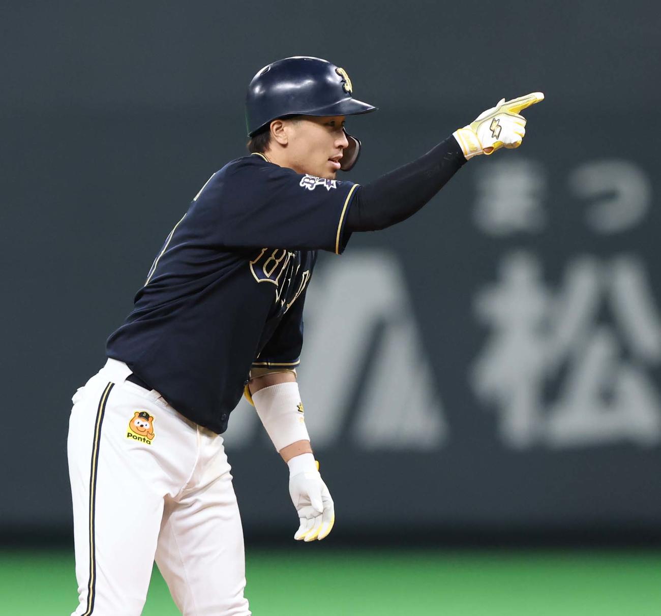 日本ハム対オリックス　5回表オリックス2死二塁、中前適時二塁打を放ちポーズをとる安達（撮影・黒川智章）
