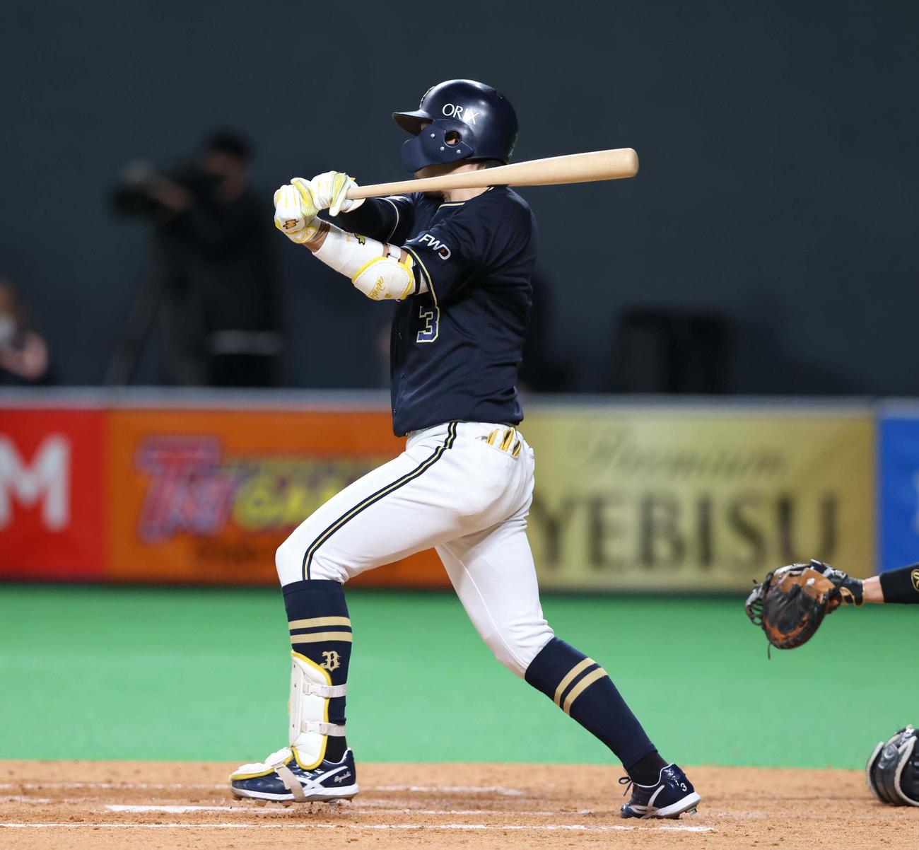 日本ハム対オリックス　5回表オリックス2死二塁、中前適時二塁打を放つ安達（撮影・黒川智章）